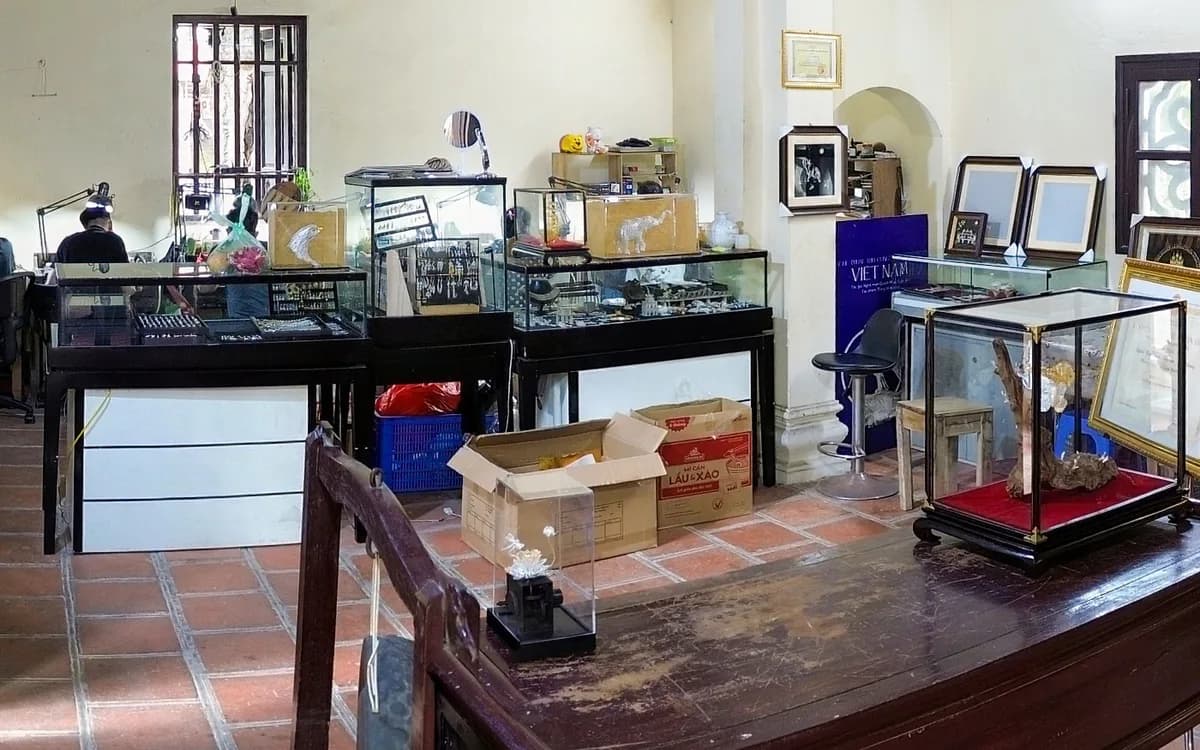 Tủ trưng bày sản phẩm đậu bạc trong Đền thờ Tổ nghề Kim hoàn