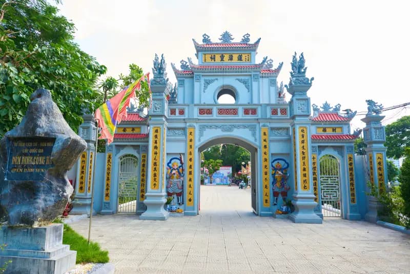 Cổng Tam quan