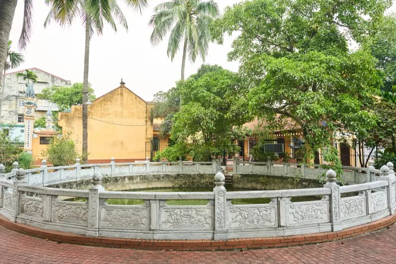Giếng cổ trăm năm